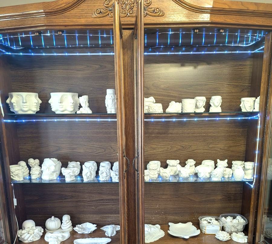 La vitrine de la boutique Hands & Plaster Art à Mascouche, remplie de pièces en plâtre